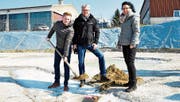 Marc Frei von der Bauherrschaft, Bauleiter Thomas Kaczmarek und Architektin Yvette Schalch. (Bild: Sabrina Bächi)