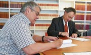 Jakob Rhyner (links), Verwaltungsratspräsident der Bergbahnen Wildhaus AG, und Notar Roger Lippuner haben gestern Donnerstag die dritte Tranche der Aktienkapitalerhöhung liberiert. (Bild: PD)