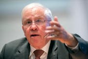 Blocher übernimmt einige Wochenzeitungen in der Ostschweiz. (Bild: ANTHONY ANEX (KEYSTONE))