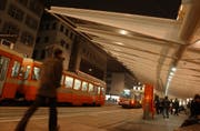 Ein Bild der Zukunft? Tram fährt am St.Galler Marktplatz. Hier die alte Trogner Bahn im Jahr 2003. (Bild: Hannes Thalmann)
