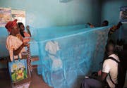 Moskitonetze sind ein wirksamer Schutz gegen Malaria: Demonstration eines Netzes in der kenianischen Hauptstadt Nairobi. (Bild: Wendy Stone/Getty)