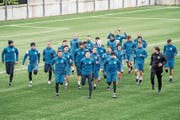 Beim gestrigen Trainingsauftakt des FC Wil waren 26 Feldspieler und zwei Goalies dabei. Der Kader soll sich verkleinern. (Bild: Urs Bucher)