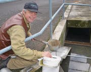 Klärmeister Roland Rieser kontrolliert die Ausstiegshilfe auf Amphibien. (Bild: Margrith Pfister-Kübler)