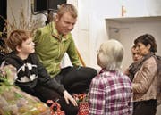 Nach dem Vortrag beantwortet Wisi Zgraggen – hier mit Sohn Ivan – geduldig die Fragen des Publikums. (Bilder: Anina Rütsche)