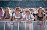Dirndl-Trägerinnen am Konzert von Andreas Gabalier im Juni 2017 im Kybunpark in St. Gallen. (Bild: Urs Bucher)