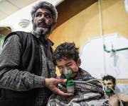 Nach einem mutmasslichen Giftgasanschlag wird ein Kind medizinisch versorgt. (Bild: Mohammed Badra/Keystone (Shifunieh/Ost-Ghuta, 25. Februar 2018))