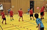 Die Buben von Roggwil (rot) und Oberaach (blau) zeigen grosses Engagement. (Bild: Anita Gonzalez Castro)