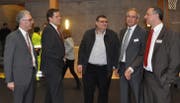Freuen sich, dass die Fusion so deutlich gutgeheissen wurde: Heinz Zingg, VR-Präsident, Andreas Schmalz, Mitglied der neu fünfköpfigen Bankleitung, die beiden neuen Verwaltungsräte Beat Bischof und Markus Storchenegger sowie Jürg Baumgartner, Vorsitzender der Bankleitung. (Bild: eg)