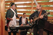 Markus Thalmann als Napoleon und die musikalischen Gemeindepräsidenten René Walther und Martin Stuber. (Bild: pd)