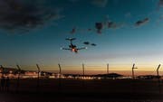 Ein Flugzeug fliegt abends von Osten her den Flughafen Zürich an. (Bild: Christian Beutler/KEY)