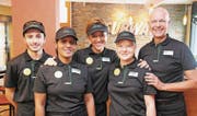 Geschäftsführer Peter Luder (rechts) und sein Team am ersten Tag in der Rickenbacher Subway-Filiale. (Bild: Christof Lampart)