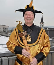 Hofnarr Walter Dönni, mit Bakel und Orden, freut sich über die Auszeichnung. (Bild: Gianni Amstutz)