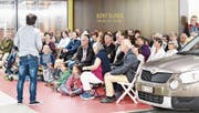 Das Publikum der ambulanten Lesung wird in der Tiefgarage ungewollt Zeuge eines höchst privaten Briefinhaltes. (Bild: Lars Böni)