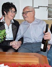 25. Dezember: Hans Frischknecht aus Azmoos feiert seinen 100. Geburtstag und nimmt Gratulationen entgegen. (Bild: Thomas Schwizer)