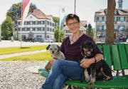 Autorin und Tierliebhaberin Anita Glunk auf dem Dorfplatz in Gais. Die Mischlinge Ronja und Felix nennt sie lachend «ihre Kinder». (Bild: rf)