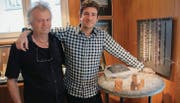 Lucas Schweizer (links) und Paul Brent haben sich zusammengetan, um die Goldschmiede St. Peterzell mit neuem Leben zu füllen. (Bild: Thomas Geissler)