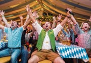 Ausgelassene Stimmung im Zelt, Frauenfeld am 3. Oktober 2015. (Bild: Andrea Stalder)