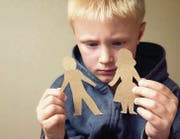 Die Eltern als Papierfiguren: Ein Kind braucht für eine gesunde Entwicklung eine Beziehung zu beiden Elternteilen. (Bild: fotolia)