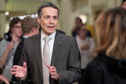 Bundesratskandidat Ignazio Cassis spricht während der sogenannten "Nacht der langen Messer" im Hotel Bellevue in Bern. (Bild: ANTHONY ANEX (KEYSTONE))
