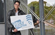Lukas Zogg, einer der Organisatoren der Tischmesse, am Eingang zur Bitzihalle, in der die Veranstaltung stattfindet. (Bild: Georg Stelzner)