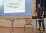 Wettermann Jürg Zogg referierte in Sevelen über «Wetter und Prognosen fürs Werdenberg». (Bild: Corinne Hanselmann)