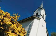 Keine Stille: Die Glocken der Kirche von Bettwiesen schlagen weiter die Stunden in der Nacht und das Morgengeläut. (Bild: Nana do Carmo)