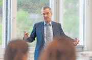 Hubert Österle erläuterte am Business Engineering Forum seine Vision vom «digitalen Dorf». (Bild: Olivia Hug)