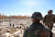 Soldaten schauen über die Zerstörung des historischen Bel Tempel in der Stadt Palmyra. Die Armee entriss die Stadt am 27. März dem IS. (Bild: UNCREDITED (AP))