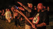 Nächtliches Zusammenkommen des Ku-Klux-Klan mit amerikanischen Neonazis, um eine verstärkte Koordination ihrer rechtsextremen Aktivitäten zu besiegeln. (Bild: Erik S. Lesser/EPA (Temple, 23. April 2016))