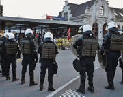 Polizeieinsatz am Rapperswiler Bahnhof bei der Demonstration gegen die Pnos-Veranstaltung in Kaltbrunn. (Bild: Manuela Matt/ZSZ ( 22.10.2016))