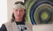 Künstler Urs-Antoine Stöckli vor einem seiner Bilder. (Bild: Christof Lampart)