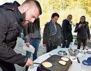 Orkun Simsek, Lehrer an der Nordstrasse, versucht unter Beobachtung seiner Kolleginnen Pfannkuchen herzustellen. (Bild: Manuel Nagel)