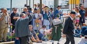 Die Trachtengruppe Rorschacherberg (im Hintergrund) geniesst den Umzug in Lugano. (Bild: Claudia Kugler)