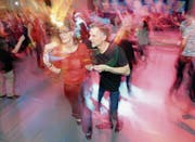 Farbenfroher Tanz in die Nacht mit DJ Ernesto (Bild: Helio Hickl)