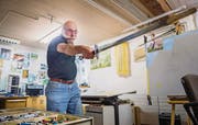 «En garde!»: Bei zwei Aufführungen des «No e Wili» kämpfte Geri Frei noch mit dem Schwert. Wie genau, das zeigt er in seiner Werkstatt. (Bild: Andrea Stalder)
