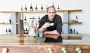Tobias Iseli lehnt auf der bronzenen Arbeitsfläche der T1 und trinkt einen Espresso. (Bild: Donato Caspari)
