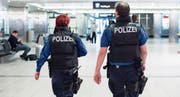 Die Schweizer Polizei soll künftig gegen potenzielle Terroristen Massnahmen wie Ausreisesperren oder Hausarreste ergreifen können. (Bild: Ennio Leanza (Kloten, 22. März 2016))