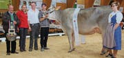 Die Kuh Laura ist neue «Miss Toggenburg» und Andreas Wittenwiler aus Nesslau (im weissen Hemd) der stolze Eigentümer. (Bilder: Cecilia Hess-Lombriser)