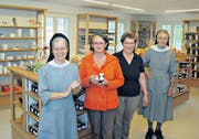 Das Team der Klosterapotheke: (v.l.) Schwester Dorothea, Monika Signer, Maria Signer und Schwester Andrea. Auf dem Bild fehlt Lucia Meier. (Bild: Markus Fässler)