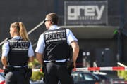 Polizeibeamte vor dem Konstanzer Club, in dem die Schiesserei stattfand. (Bild: Keystone)