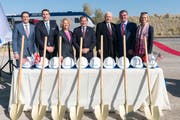 Stadler-CEO Peter Spuhler (zweiter von rechts) reiste für den Spatenstich nach Salt Lake City. (Bild: pd)