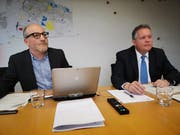 Finanzchef Thomas Knupp und Stadtpräsident Thomas Niederberger erläutern die Zahlen zur städtischen Rechnung 2017. (Bild: Martina Eggenberger Lenz)