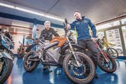 Rolf und Reto Lehmann mit einem Zero-Motorrad in ihrer Werkstatt. (Bild: Thi My Lien Nguyen)