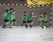 Junge Fussballtalente spurten in der Lettenhalle dem runden Leder hinterher. (Bild: Peter Spirig)