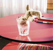 Teddy im Wasserglas: Ein Leben mit Demenz bedeutet auch, dass normal ist, was sonst nicht normal ist. (Bild: Véronique Hoegger)