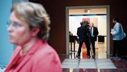 Christoph Blocher erklärt Journalisten seinen Rückzug, im Vordergrund Magdalena Martullo. (Bild: Anthony Anex/Keystone (Bern, 6. März 2018))