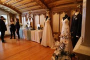 Zum ersten Mal fand auf dem Schloss Wartensee eine Hochzeitsmesse statt. Besucherinnen und Besucher konnten die Räumlichkeiten näher unter die Lupe nehmen und sich mit 27 Ausstellern austauschen. (Bild: Jolanda Riedener)