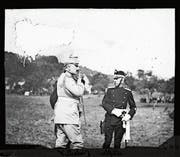 Kaiser Wilhelm II. und Arthur Hoffmann im Gespräch an den Kaisermanövern 1912. (Bild: Staatsarchiv St. Gallen)