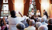 Eine Besucherin hält die Diskussionsrunde im Grossen Bürgersaal mit ihrem Smartphone fest. (Bild: Donato Caspari)
