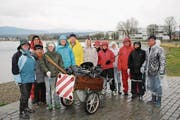 In drei Gruppen machten sich die Freizeitkapitäne gut gegen den Regen geschützt an die Arbeit. (Bilder: Dominique Roland Lambert)
